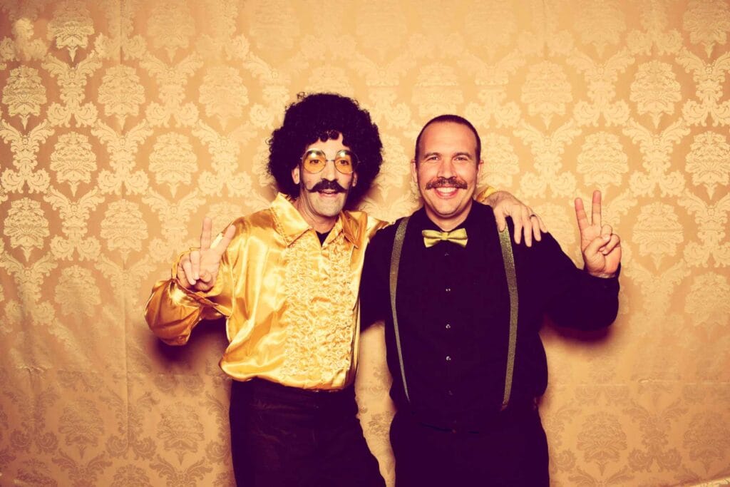 7 Gründe, wieso Du eine Photo Booth mieten solltest 1 fotobox mit hintergrund und props mieten schweiz