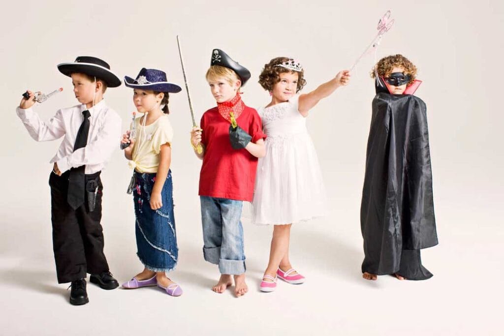verkleidete kinder an lustigem kindergeburtstag mit fotobox Kindergeburtstage feiern mit der perfekten Fotobox – Spass & Erinnerungen für kleine Gäste