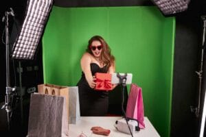 Frau steht vor einer selbstgemachten DIY-Fotobox und posiert lachend für ein Erinnerungsfoto bei einer Hochzeit in der Schweiz.